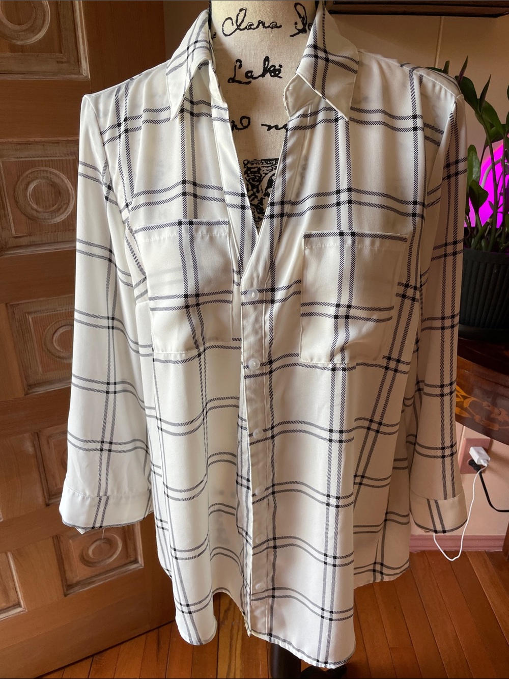 Relaxed White Plaid Button-Up Blouse - Classic Collared Shirt